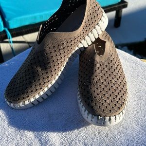 Isle Jacobson Hornback microfiber Taupe Tulip Slip on sz 36